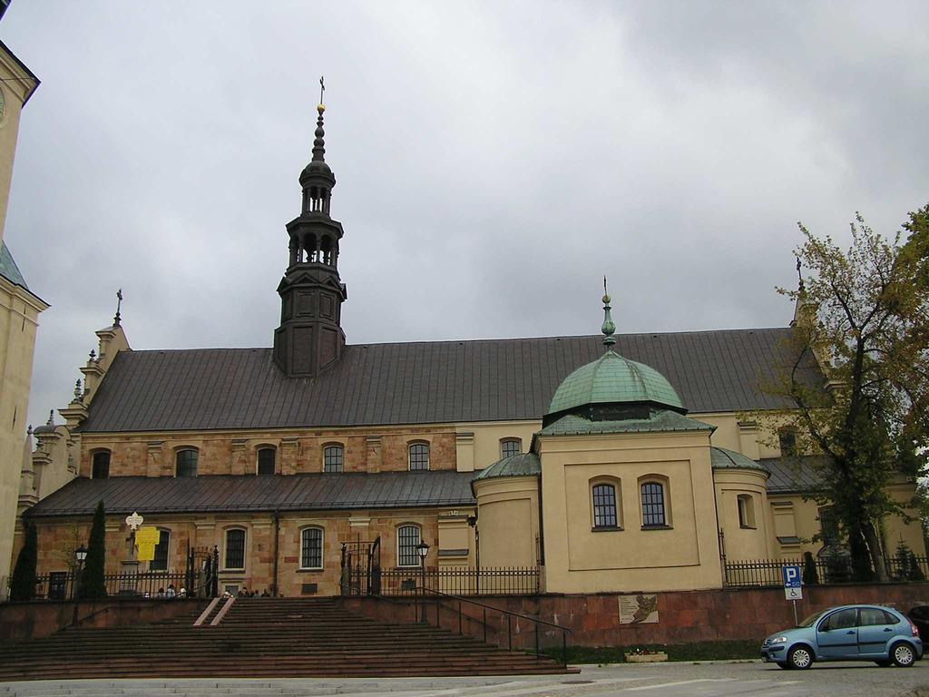 Kieleckie Wzorce Miar Marmurowa tablica z ok. 1791 r. Każdy wiedzieć powinien Katedra w Kielcach, Plac NMP 3 Łokieć Koronny ma 4 Cwierci, Cwierć 6 Calów dr inż.