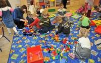 [1] Aż 48 wolnych miejsc jest w przedszkolach miejskich w Toruniu. Natomiast oddziały przedszkolne w ch podstawowych dysponują 91 wolnymi miejscami.