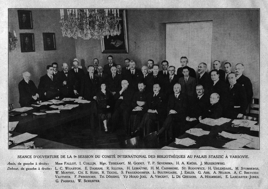 152 ARTYKUŁY Zdj. 2. Członkowie posiedzenia inauguracyjnego IX Sesji IFLA w Pałacu Staszica w Warszawie, 31 maja 1936 r. [źródło: Actes du Comité international des bibliothèques: 9me Session.