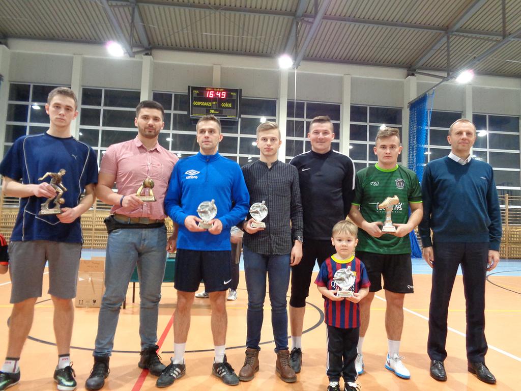 Od lewej: Mariusz Pawełkiewicz (MVP turnieju), Sebastian Janicki (najlepszy bramkarz) Sebastian Daczka (piątka Ligi), Wiktor Bodziuch (piątka Ligi), Tomasz Sadowski z bratankiem (piątka Ligi), Michał