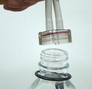 Płyn dostarczany jest z butli automatycznie do poziomu oznaczonym w komorze rozpylania.
