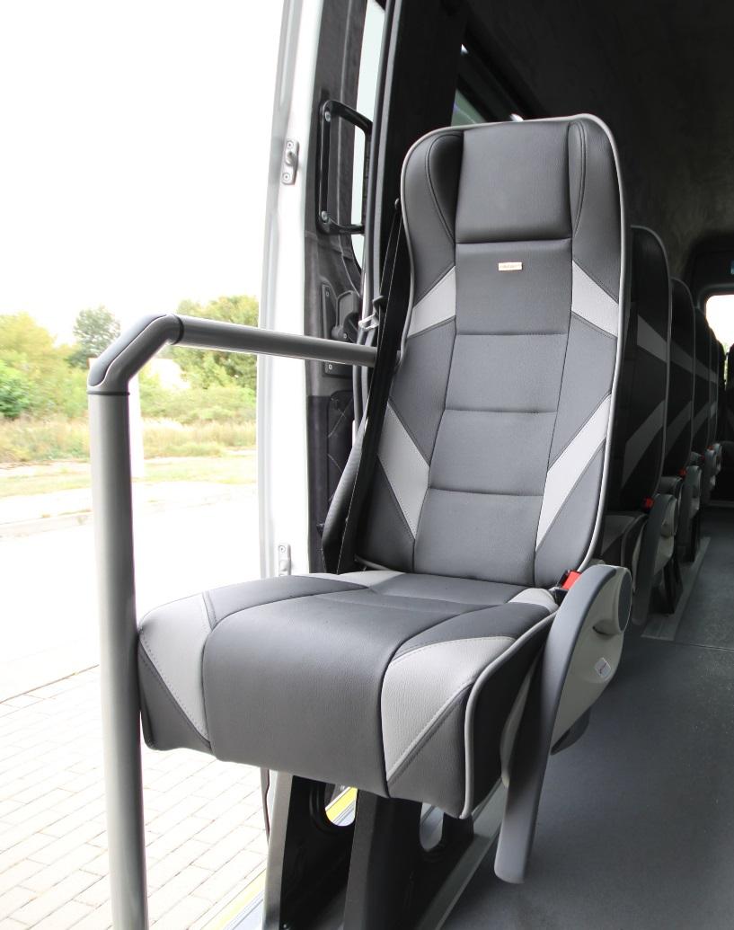 6 Wybrane elementy zabudowy Układ tekst w punktach + zdjęcie Stopień elektrycznie wysuwany, ułatwi wejście do autobusu osobom o ograniczonych zdolnościach ruchowych; Pojazd jest przystosowany do