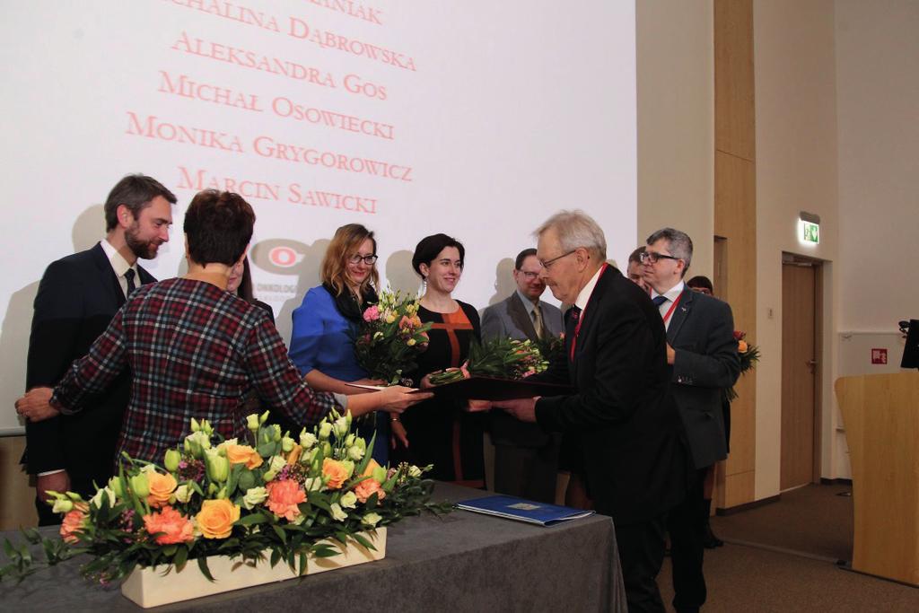 Mazur) Podczas Sesji Inauguracyjnej miała miejsce uroczystość nadania stopni naukowych uzyskanych w Centrum Onkologii w ubiegłym roku. Dyplomy doktora habilitowanego nauk medycznych odebrali prof.