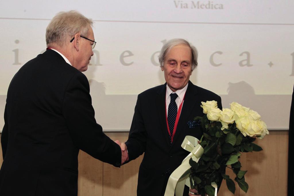 Prof. Jan Walewski i prof. Witold Bartnik (fot. S. Mazur) Nowotworów. Prof. Witold Bartnik wygłosił referat Postępy w gastroenterologii z perspektywy półwiecza prowadzenia badań i praktyki klinicznej.