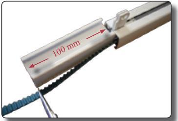 Instrukcja złożenia karnisza 12. *Przytnij pasek w ten sposób aby pozostawić 20-21 ząbków na zewnątrz szyny (100-105 mm).