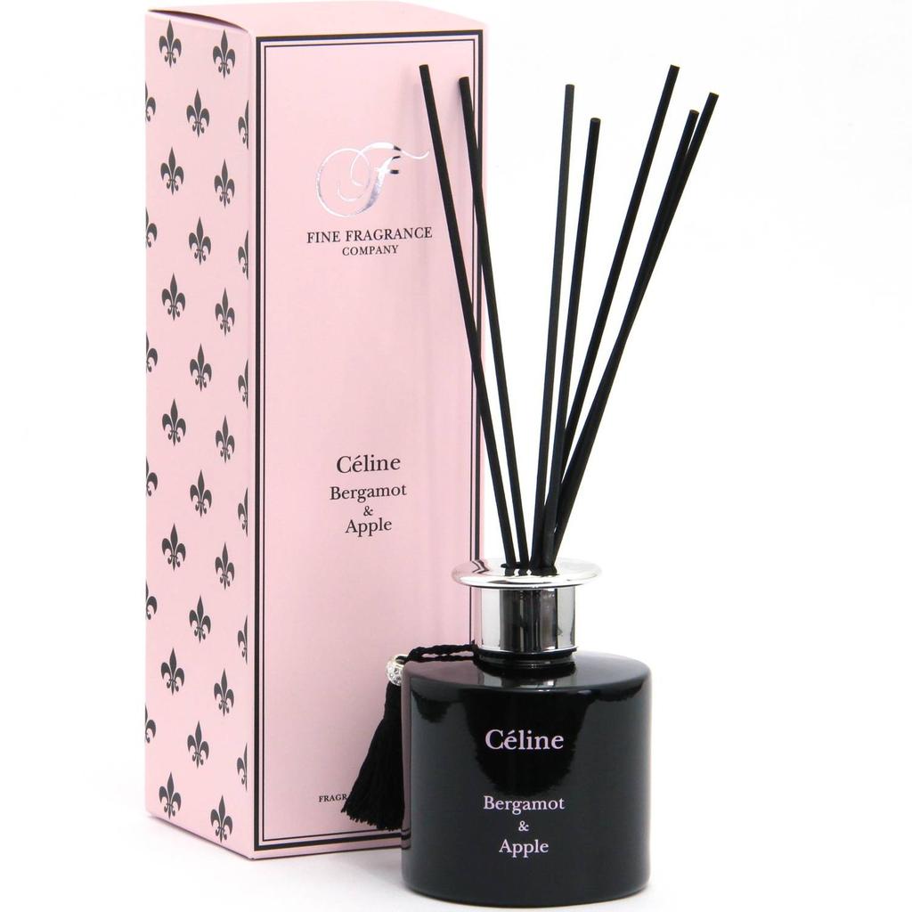 W kolekcji znajdziemy sojowe świece zapachowe 250 g oraz dyfuzory zapachowe 150 ml.