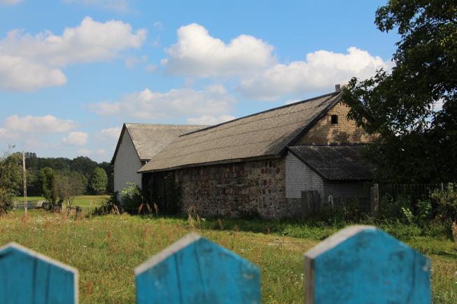 Małoszyce Fot. 18. Niewielka malownicza obórka. Małoszyce. St. nr 2, Ryc. 4.