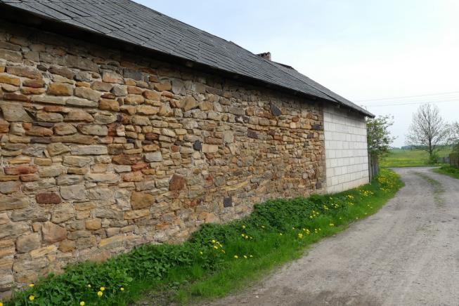 Bardzo ładny budynek gospodarczy, przy lokalnej drodze,