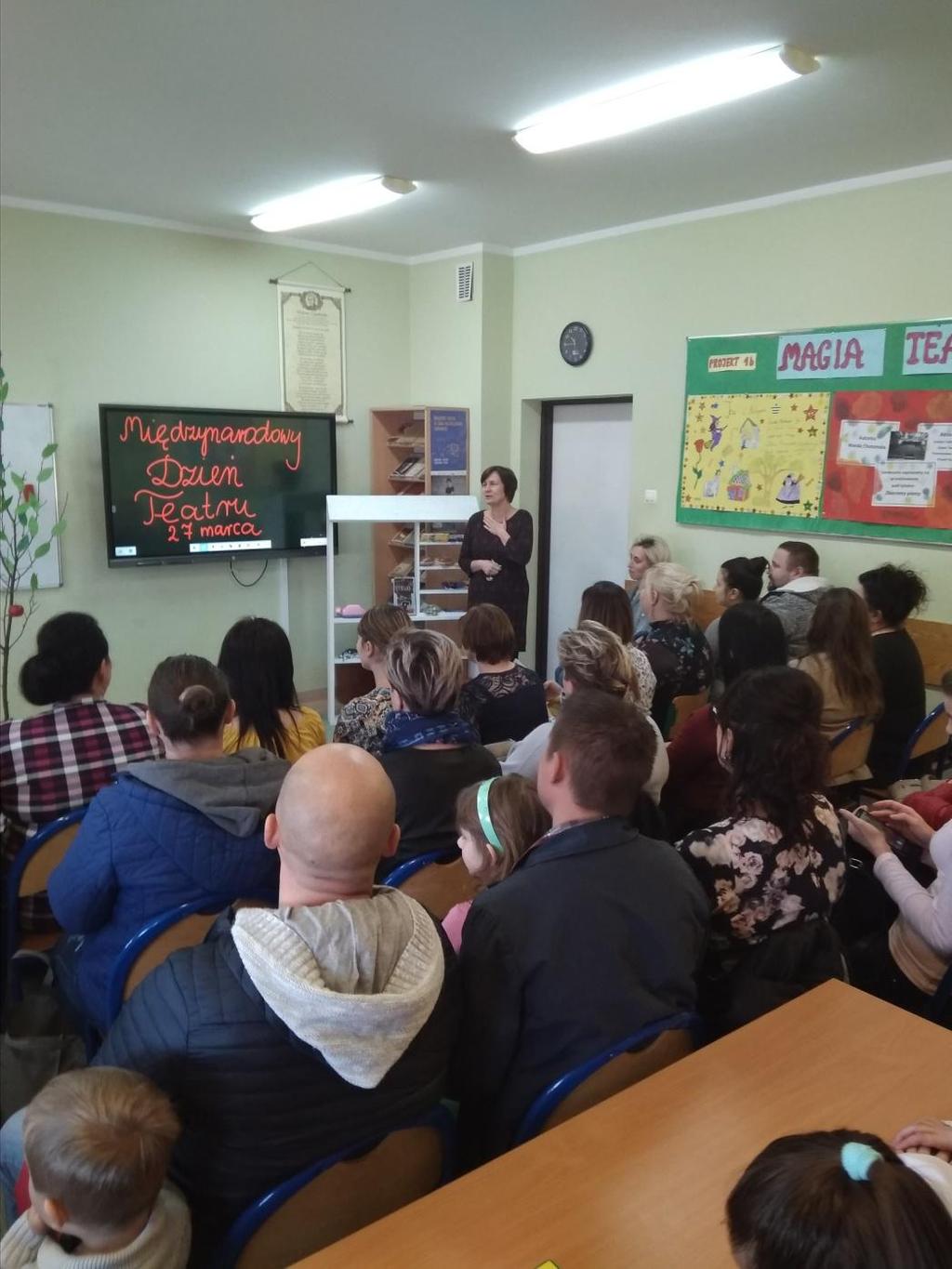 Następnie wykonali i przekazali zaproszenia dla Gości na prezentację przygotowywanych inscenizacji z okazji Międzynarodowego Dnia Teatru.