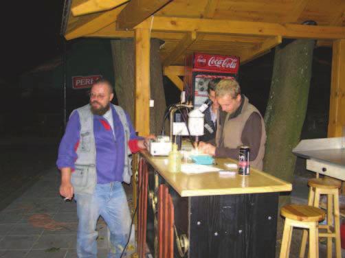 samochodów osobowych dziurami, by a pierwszej klasy (Fot. 4). Wrócili my do karczmy M yn pó nym wieczorem i mimo dalszych planów naukowych, si starczy o tylko na biesiad.