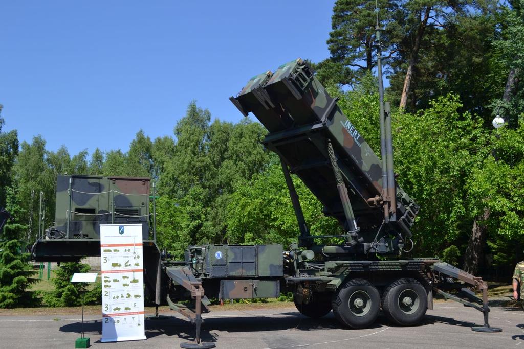 Wyrzutnia holenderskiego systemu Patriot oparta o naczepę kołową. Fot. M.