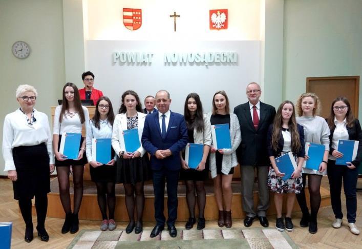 OSIĄGNIĘCIA 2018/2019 Stypendia Prezesa Rady Ministrów oraz Ministra Edukacji Narodowej otrzymały: Magdalena Cisowska z kl.