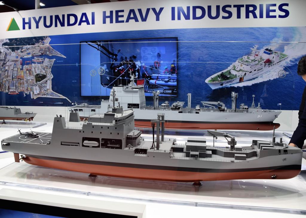 Fot. Andrzej Nitka W przypadku okrętów wojennych HHI może pochwalić się budową dwóch dużych zaopatrzeniowców ﬂoty - projektu HDA-24000 (wyp. 24 000 t, wym. 170x25 m, prędkość 16 w.).