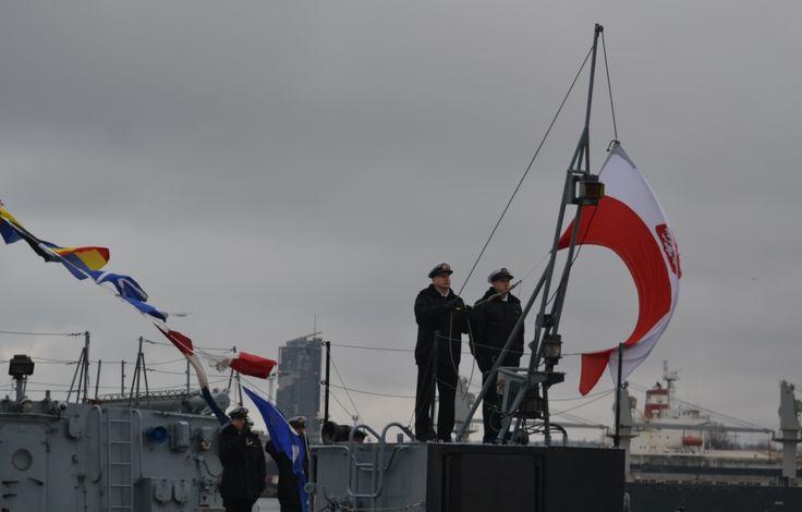 Czy przy obecnym podejściu do spraw morskich będziemy mieli rzeczywiście na czym podnosić banderę? fot. M.Dura Może oficerowie Marynarki Wojennej powinni posłuchać kmdr.