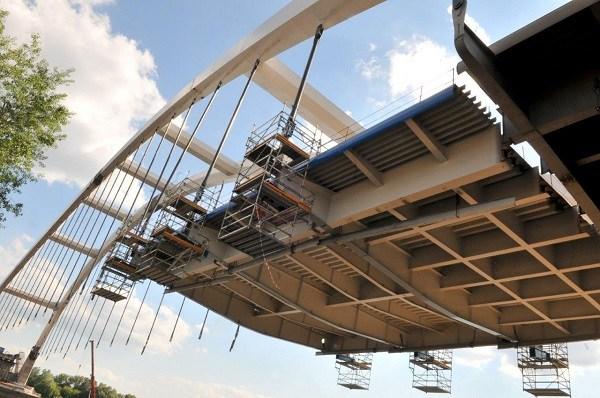 Nad techniczną stroną montażu łuku czuwała holenderska