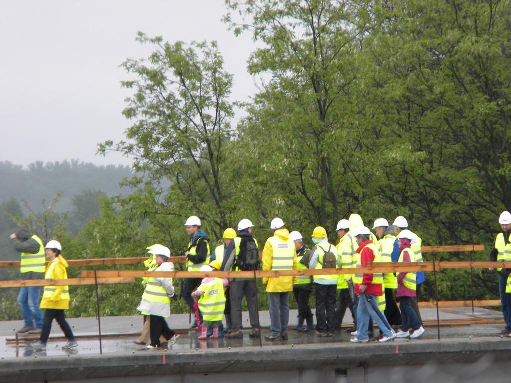 Budowa mostu dla zainteresowanych Brzydka pogoda i padający deszcz nie odstraszyły mieszkańców Torunia zainteresowanych zwiedzaniem budowy mostu drogowego w Toruniu.