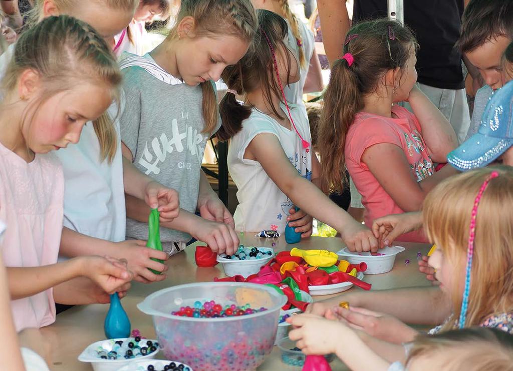 Nie zabrakło oczywiście lubianego kabaretu Teściowa tym razem w stylu kowbojskim oraz Jarzębiny w cygańskim wydaniu. Zatańczyły dzieci grup młodszych oraz starsi z grupy turniejowej.