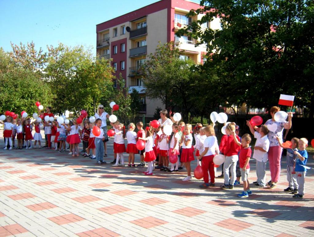 Patriotyczny Dzieo Przedszkolaka Marsz Wolności "Jesteśmy Polką i Polakiem, dziewczynką fajną i chłopakiem, kochamy Polskę z całych sił".