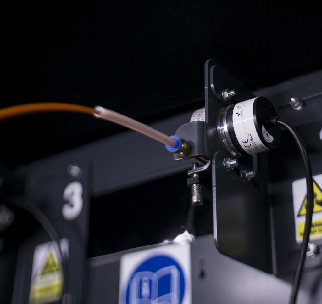 CZUJNIK BRAKU PRZEPŁYWU FILAMENTU Przepływ filamentu jest kontrolowany za pomocą pięciu specjalnie zaprojektowanych czujników, umieszczonych w szafie urządzenia.