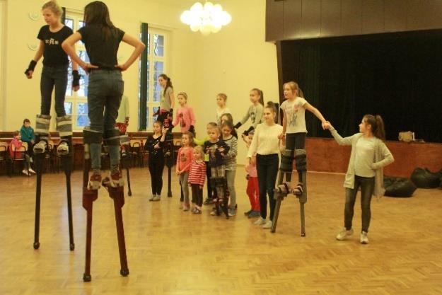 MUZYCZNIE 10 lipca oraz 21 sierpnia (środy), godz. 16.00 Spotkania muzyczne dla dzieci i młodzieży. Zajęcia ze śpiewu, nauka gry na gitarze, wspólne śpiewanie.