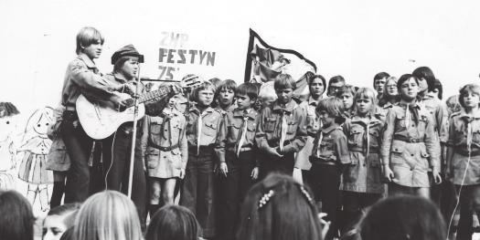 Rok 1975/1976 Wrzesień 75 Drużyny rozpoczynają Nowy Rok Harcerski pod hasłem Każdego dnia tworzymy przyszłość Polaki. Chcemy wiedzieć więcej niż wiemy. Harcerski styl, harcerski fason.