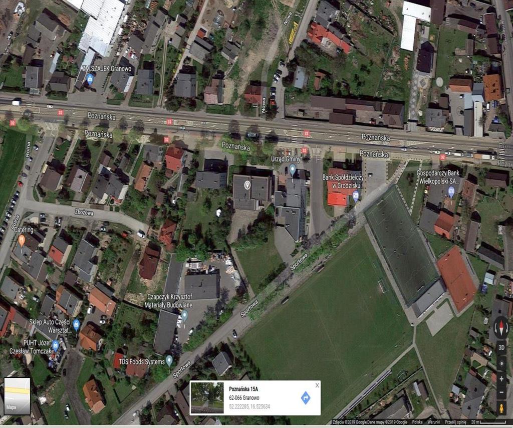 Poznańskiej 15a w centralnej części wsi, przy głównej ulicy drodze krajowej nr 32