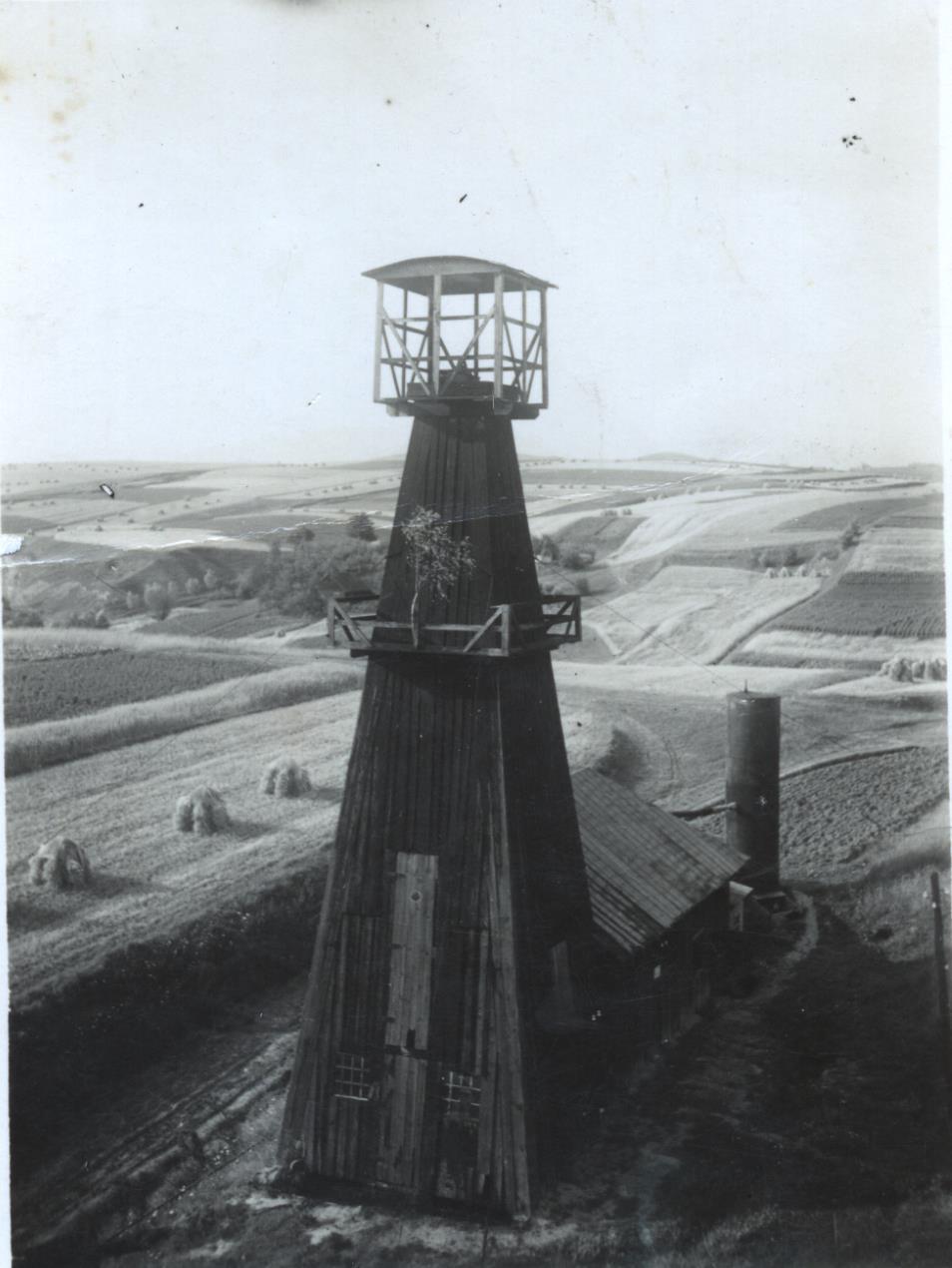 1896 Po raz pierwszy w Polsce gaz ziemny zastosowano w 1896 roku do zasilania kotłowni przy kopalni ropy naftowej w Sochodnicy.