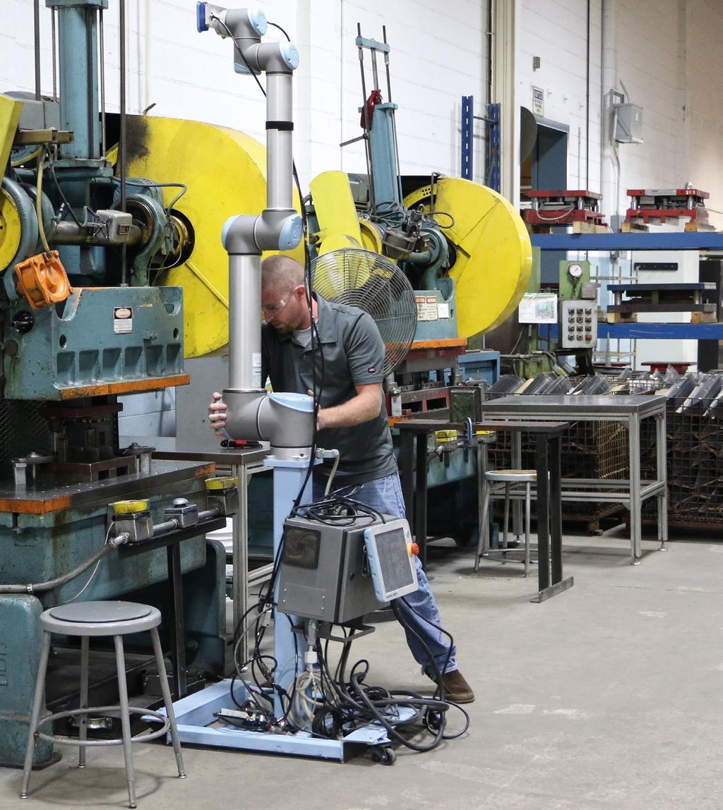 7 MONTAŻ I WYGRADZANIE W najprostszych zastosowaniach cobot jest montowany w jednym miejscu i pozostaje tam, wykonując jedną operację w kółko.