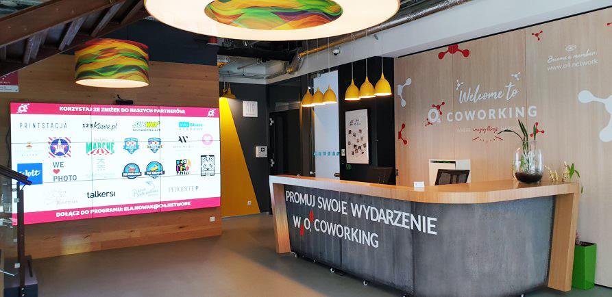 P R O M U J S W O J E W Y D A R Z E N I E W O 4 C O W O R K I N G Wykorzystaj ekran przy recepcji O4 Coworking aby promować swoje wydarzenie i dotrzeć do nawet 500