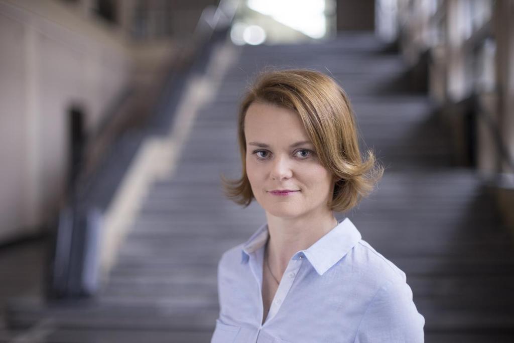 [3] Jadwiga Emilewicz, wiceminister rozwoju: Cały świat szuka odpowiedzi na pytanie, czym będzie ropa XXI wieku.