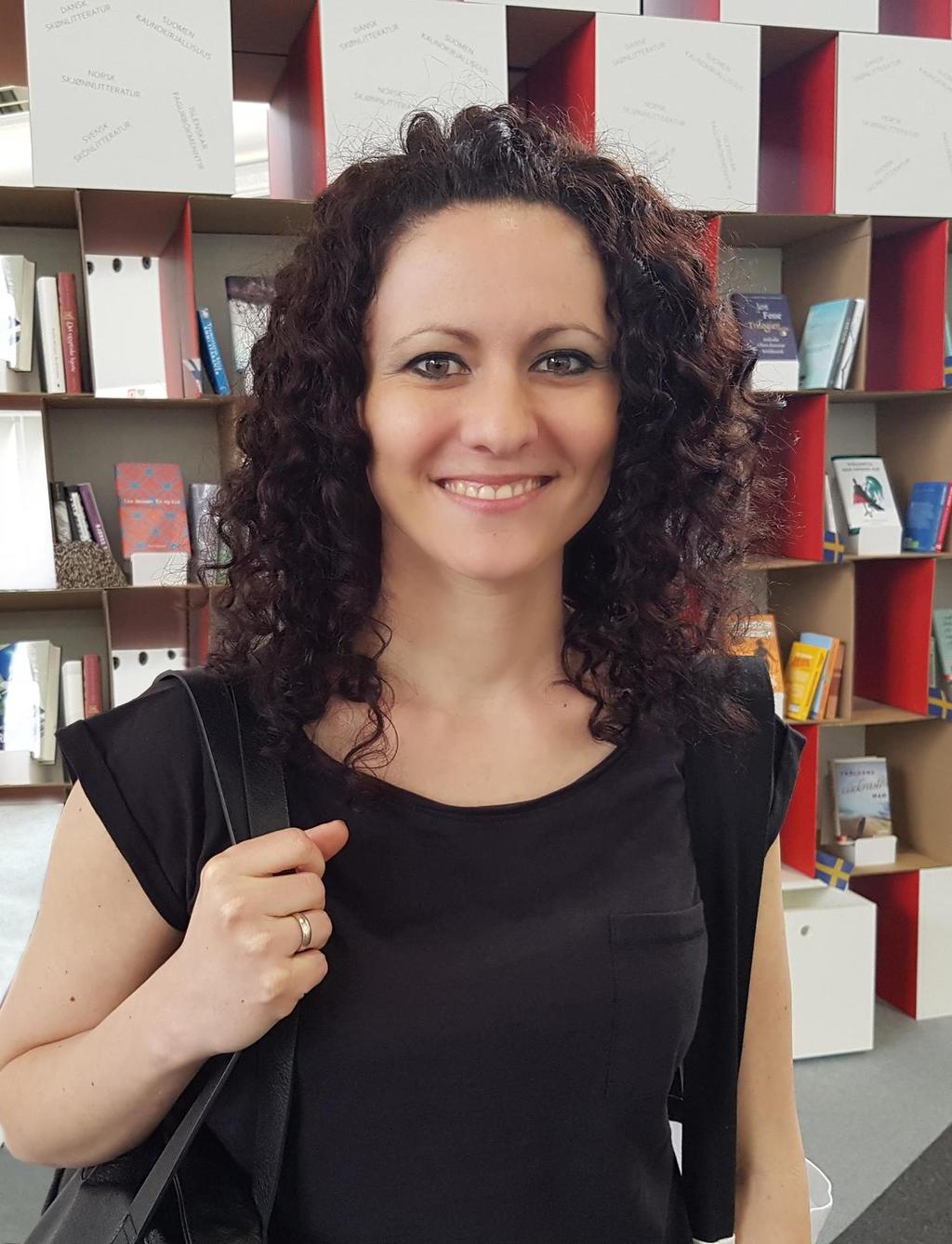 Julia Różewicz urodzona w 1982 r. tłumaczka literatury czeskiej i założycielka wydawnictwa Afera. W 2013 r. została laureatką nagrody Literatury na Świecie w kategorii Nowa Twarz".