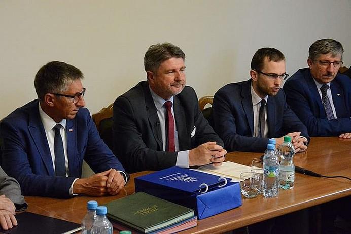 Koszt waha się w granicach od 1 do 4 mln zł. W kompetencjach Marszałka jest przeprowadzenie inwentaryzacji prowadzonych inwestycji, stanu ich zaawansowania i możliwości przesunięcia środków.