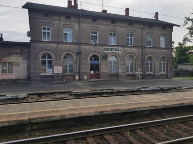 Przystanek/stacja: ROKIETNICA Powiązania z innymi liniami kolejowymi: Linia nr 351 (Poznań Główny Szczecin Główny) Perony: 3 Krawędzie peronowe: 3 Budynek dworcowy: