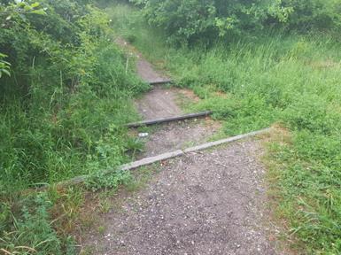 50 metrów od budynku dworcowego, sam dojazd drogą szutrową w złym stanie technicznym Zdjęcie 3.