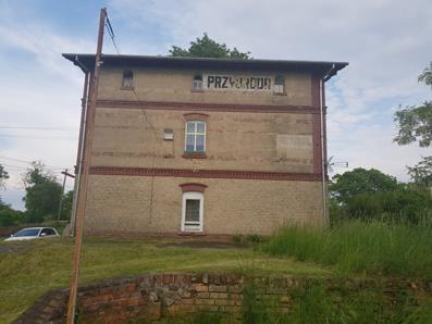 Przystanek/stacja: PRZYBRODA Powiązania z innymi liniami kolejowymi: brak Perony: 2 Krawędzie peronowe: 2 Budynek dworcowy: istnieje, zaadaptowany do innych celów