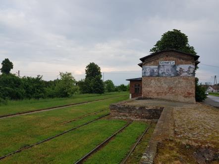 Przystanek/stacja: KAŹMIERZ WIELKOPOLSKI Powiązania z innymi liniami kolejowymi: brak Perony: 2 Krawędzie peronowe: 2 Budynek dworcowy: istnieje, zaadaptowany do innych celów
