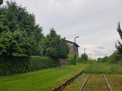 Przystanek/stacja: PÓLKO Powiązania z innymi liniami kolejowymi: brak Perony: 1 Krawędzie peronowe: 1 Budynek dworcowy: istnieje, nieużytkowany i w złym stanie technicznym Dostępność