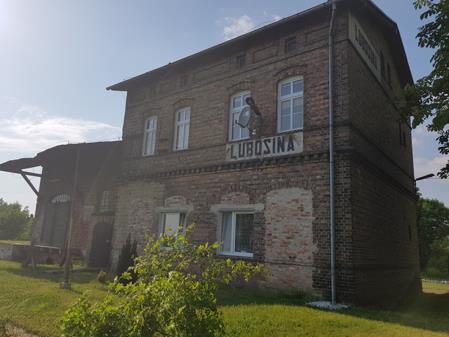 Przystanek/stacja: LUBOSINA Powiązania z innymi liniami kolejowymi: brak Perony: brak Krawędzie peronowe: brak Budynek dworcowy: istnieje, zaadaptowany do innych celów Dostępność do