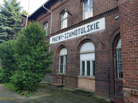 Przystanek/stacja: PNIEWY SZAMOTULSKIE Powiązania z innymi liniami kolejowymi: brak Perony: 2 Krawędzie peronowe: 3 Budynek dworcowy: istnieje, zaadaptowany do innych celów