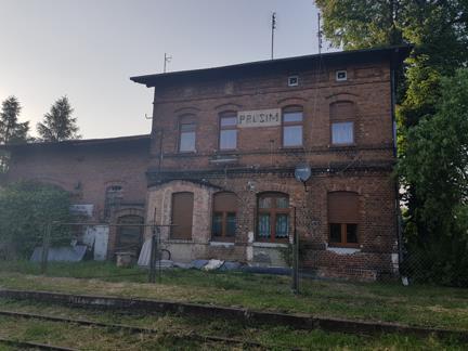 Przystanek/stacja: PRUSIM Powiązania z innymi liniami kolejowymi: brak Perony: 1 Krawędzie peronowe: 1 Budynek dworcowy: istnieje, zaadaptowany do innych celów Dostępność do