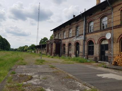 Przystanek/stacja: MIĘDZYCHÓD Powiązania z innymi liniami kolejowymi: Linia nr 368(Szamotuły Międzychód; nieczynna); Linia nr 373(Międzychód - Zbąszyń; nieczynna) Perony: 4 Krawędzie peronowe: 5