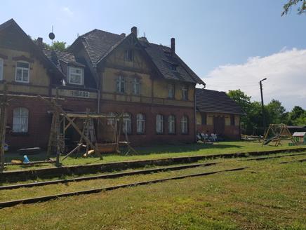 Przystanek/stacja: OSTRORÓG Powiązania z innymi liniami kolejowymi: brak Perony: 3 Krawędzie peronowe: 3 Budynek dworcowy: istnieje, zaadaptowany do innych celów Dostępność do sieci drogowej: dojazd