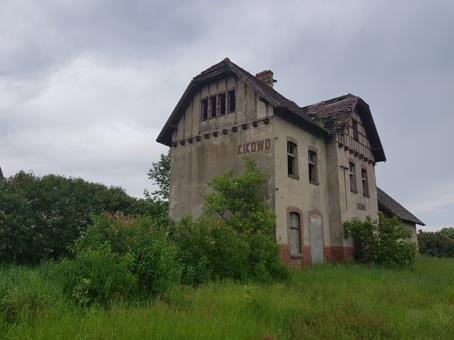 Przystanek/stacja: KIKOWO Powiązania z innymi liniami kolejowymi: brak Perony: 1 Krawędzie peronowe: 1 Budynek dworcowy: istnieje, nieczynny i zdewastowany