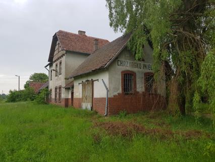 Przystanek/stacja: CHRZYPSKO WIELKIE Powiązania z innymi liniami kolejowymi: brak Perony: 2 Krawędzie peronowe: 2 Budynek dworcowy: istnieje, nieużytkowany w