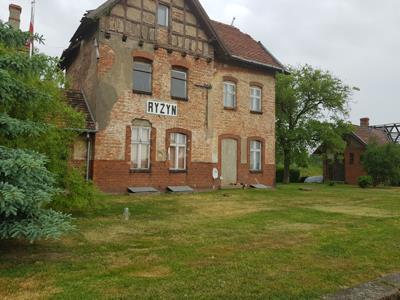 Przystanek/stacja: RYŻYN Powiązania z innymi liniami kolejowymi: brak Perony: 1 Krawędzie peronowe: 1 Budynek dworcowy: istnieje, zaadaptowany do innych celów