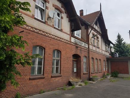 Przystanek/stacja: SIERAKÓW WIELKOPOLSKI Powiązania z innymi liniami kolejowymi: brak Perony: 2 Krawędzie peronowe: 2 Budynek dworcowy: istnieje, nieużytkowany i zamknięty w stanie