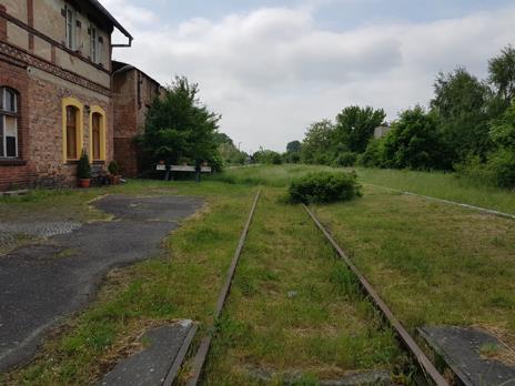 Dostępność do sieci drogowej: dojazd ulicą Dworzec Letnisko z nawierzchnią z kostki kamiennej, wymagającej przebudowy lub rewitalizacji z wykorzystaniem istniejącego materiału
