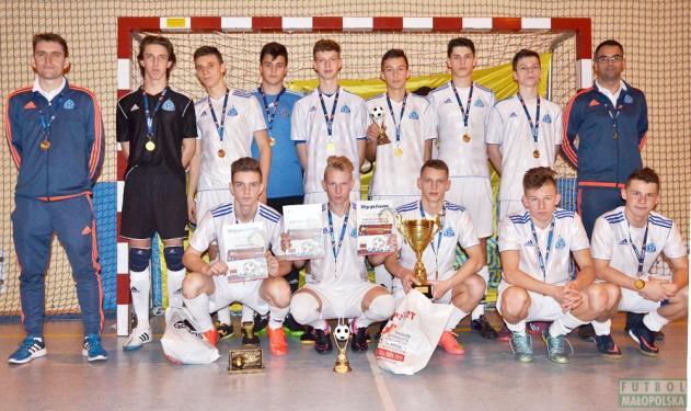 sportowym. 6. Organizator zapewnia posiłek w formie dwóch pizz na zespół oraz napoje.