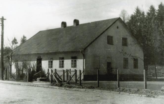 Pierwszym nauczycielem w szkole był Wojciech Włodek z Jawiszowic. Sala szkolna mieściła się w lokalu dawnej szkółki parafialnej, w organistówce.