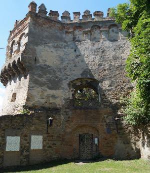 Pokazał nam również historię związaną z Dębami Katyńskimi, z a s a d z o n y m i t u p r z e z aktualnego proboszcza parafii, ks.